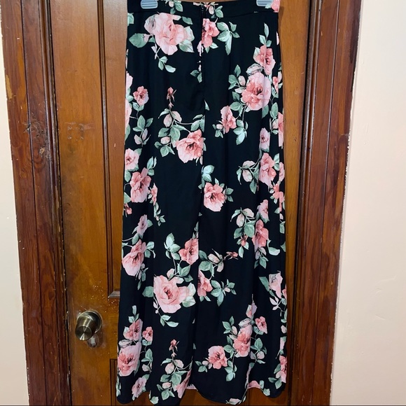 Black floral maxi skirt with slits 🖤🌺 - Picture 4 of 4